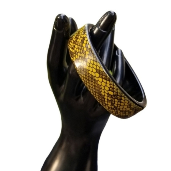 VINTAGE YELLOW & BLACK SNAKESKIN PATTERN NECKLACE, EARRINGS & BRACELET SET - Picture 7 of 8